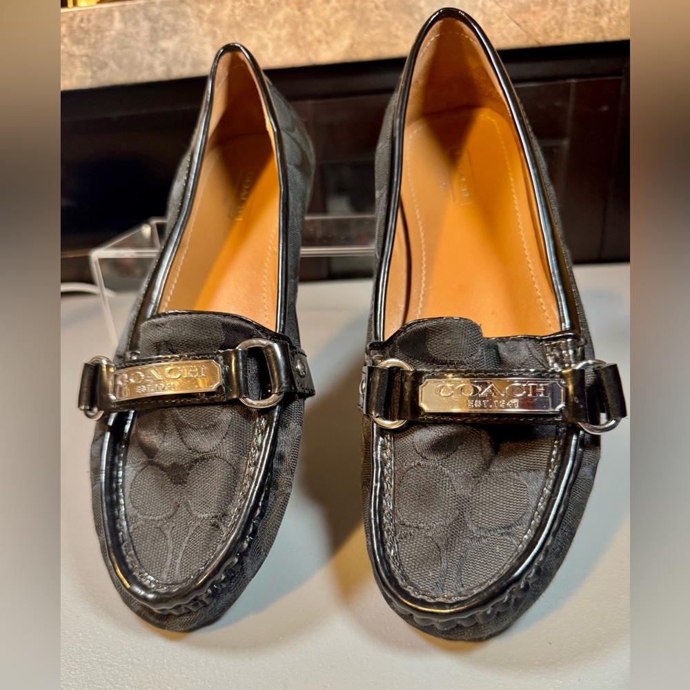 Coach logo loafers
Great condition 
8M